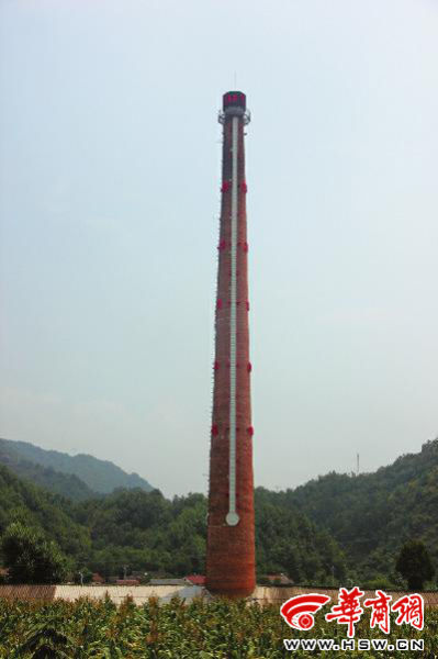 昨日中午，68米高的“溫度計”最上端，顯示著實時溫度