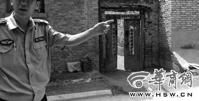 昨日，西安市閻良區(qū)譚家村，警方在孫某家調(diào)查 記者 黃利健 攝