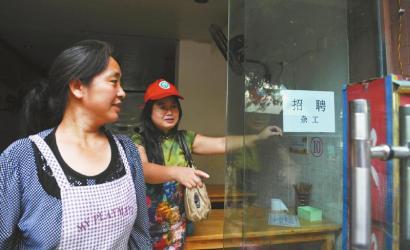 8月14日，市民志愿者體驗城管執(zhí)法招呼商家不要亂張貼。