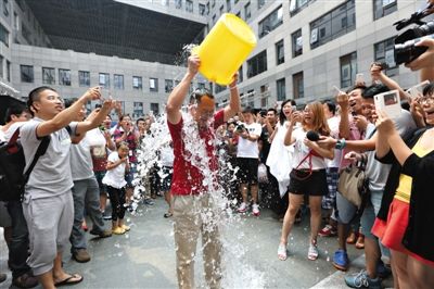 昨日，奇虎360董事長周鴻祎公開展現(xiàn)參加“冰桶”挑戰(zhàn)的“濕身”過程。新京報記者 侯少卿 攝