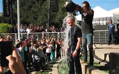 蘋果CEO蒂姆·庫克在自己公司的內(nèi)部活動上，讓自己來了個透心涼。邀請庫克參加游戲的是他的下屬、蘋果高級副總裁菲爾·席勒。