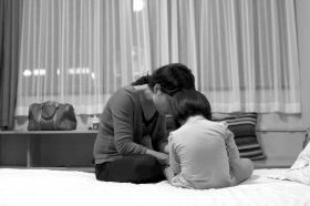 8月19日晚，河北石家莊市，多多的媽媽在酒店里安撫著孩子，3歲的多多一直在吵著要回家，看到陌生人就哭。圖/記者陳正