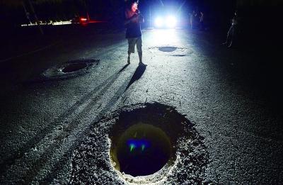 500米長(zhǎng)馬路不見40余個(gè)井蓋 市民散步不慎墜井