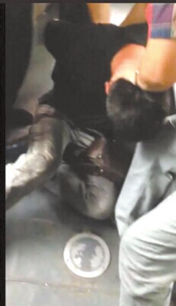 男子公交上行為不雅遭眾人控制 被指猥褻年輕女子 男子公交上行為不雅遭眾人控制 被指猥褻年輕女子