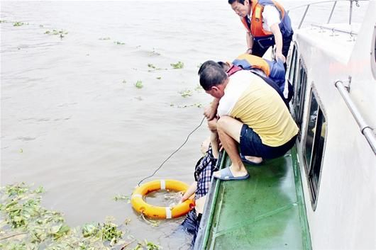 高二女生跳江輕生 漂流12小時獲救(圖) 高二女生跳江輕生 漂流12小時獲救(圖)
