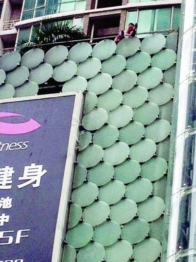 環(huán)亞廣場5樓露臺上，有一男子揚言跳樓。