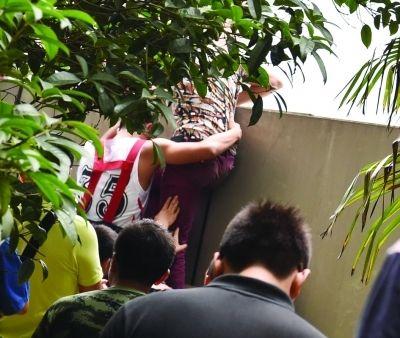 2小時后，該包工頭終于被抱下來了。