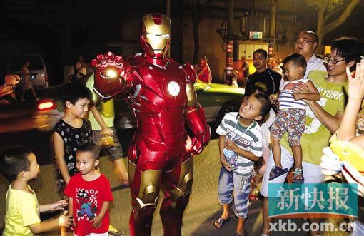 歷時半年做出盔甲 超級奶爸變身“鋼鐵俠” 歷時半年做出盔甲 超級奶爸變身“鋼鐵俠”