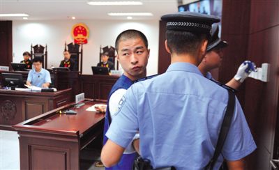 宣判后，馬凱被帶出法庭時(shí)，沖著旁聽席上的姐姐喊道：“照顧好媽”。