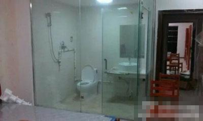 武漢一大學(xué)公寓現(xiàn)透明浴室 學(xué)生大呼“羞澀” 武漢一大學(xué)公寓現(xiàn)透明浴室 學(xué)生大呼“羞澀”