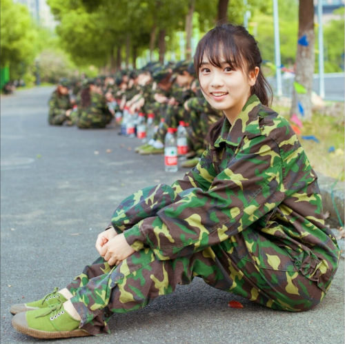 浙大軍訓女神曝光 浙大軍訓女神曝光