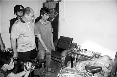 今年8月，我國(guó)內(nèi)地發(fā)生多起單身女性乘坐“黑車”后慘遭車主殺害的案件，被網(wǎng)友稱為“黑色8月”。