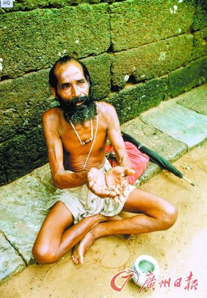 在街旁乞討的乞丐。