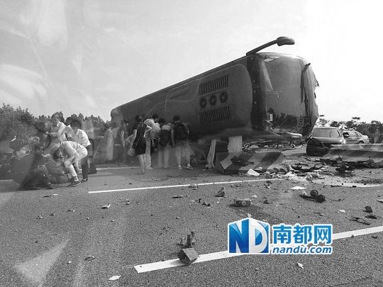 現(xiàn)場大客車側(cè)翻，玻璃碎落一地，車身卡在路邊水泥護欄上。 目擊者供圖