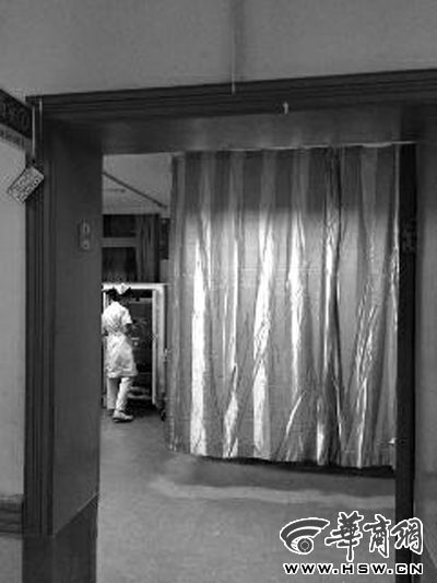 昨晚9時(shí)許，急診室簾后，6歲的小女孩靜靜地躺著 記者 卿榮波 攝