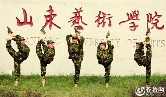 山東一藝術院校軍訓少女秀腿功