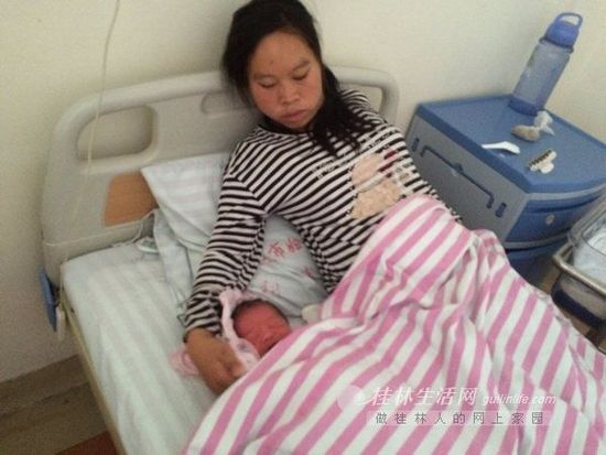 孕婦當(dāng)街分娩路人站圈護(hù)“產(chǎn)” 母子平安(圖) 孕婦當(dāng)街分娩路人站圈護(hù)“產(chǎn)” 母子平安(圖)