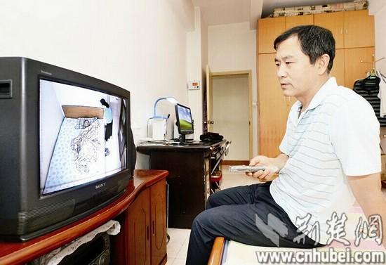 圖為:武昌紫陽(yáng)東路的朱先生在母親臥室裝上攝像頭,夜夜守望 記者王永勝攝 圖為:武昌紫陽(yáng)東路的朱先生在母親臥室裝上攝像頭,夜夜守望 記者王永勝攝