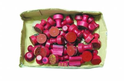 部分虛假大學印章。