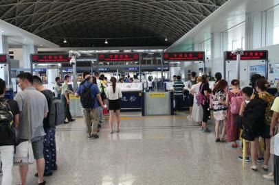 成都市民排隊(duì)準(zhǔn)備出境。