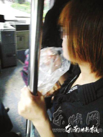擁擠的公交車內(nèi)，這位姑娘正在嚼螃蟹網(wǎng)友供圖