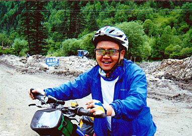 江西億萬富翁跳水救員工遇難 年僅40歲(圖) 江西億萬富翁跳水救員工遇難 年僅40歲(圖)