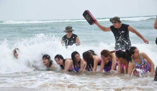 媒體揭女保鏢行業(yè):長相越漂亮待遇越高(圖) 媒體揭女保鏢行業(yè):長相越漂亮待遇越高(圖)