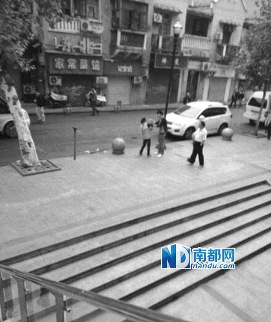 10月18日，武漢一男子抓住環(huán)衛(wèi)工打耳光。