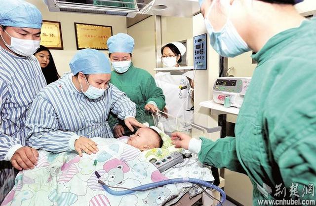 圖為：成功進(jìn)行心臟移植手術(shù)后，小患者平安度過(guò)術(shù)后危險(xiǎn)期，14日轉(zhuǎn)入普通隔離病房 （攝影 魏錸）