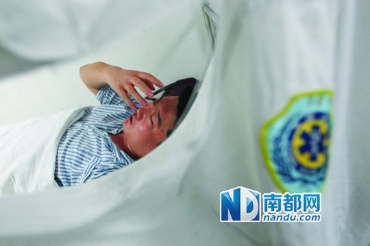 19日，北大深圳醫(yī)院，透過被撕破的工作服，急診科醫(yī)護(hù)人員申洪濤身體多處被醉酒男子抓傷。