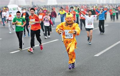 長安街，一名打扮成孫悟空的參賽者在北馬隊(duì)伍里飛奔。 本版攝影/新京報記者 吳江 李飛 王嘉寧 吳江