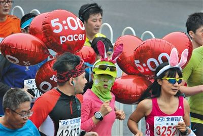 身上綁著氣球的參賽者在參加比賽。