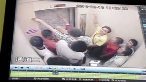 被困人員輪流砸墻進(jìn)行自救。