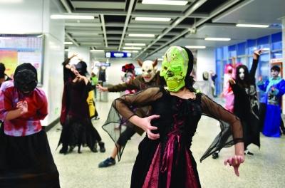 南京地鐵現(xiàn)“僵尸”快閃 乘客先驚后樂(圖) 南京地鐵現(xiàn)“僵尸”快閃 乘客先驚后樂(圖)