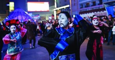 南京地鐵現(xiàn)“僵尸”快閃 乘客先驚后樂(圖) 南京地鐵現(xiàn)“僵尸”快閃 乘客先驚后樂(圖)