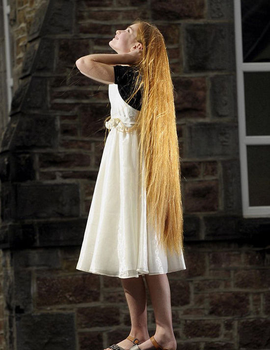 英國少女長發(fā)及膝 洗頭需1小時(shí)(組圖) 英國少女長發(fā)及膝 洗頭需1小時(shí)(組圖)