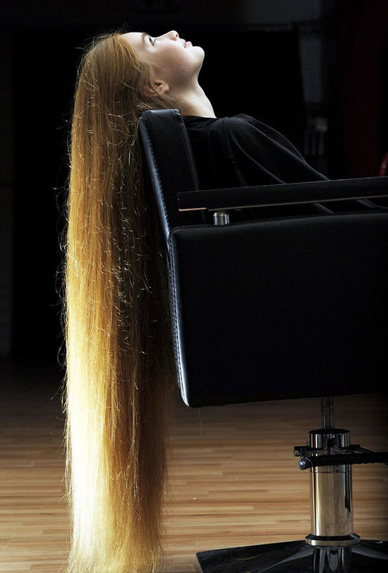 英國少女長發(fā)及膝 洗頭需1小時(shí)(組圖) 英國少女長發(fā)及膝 洗頭需1小時(shí)(組圖)