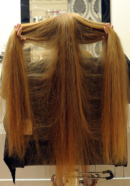 英國少女長發(fā)及膝 洗頭需1小時(shí)(組圖) 英國少女長發(fā)及膝 洗頭需1小時(shí)(組圖)