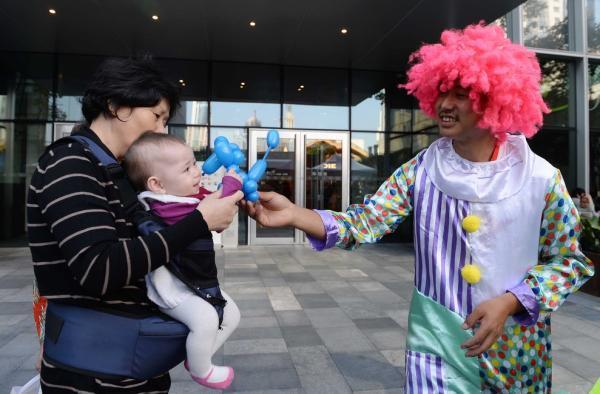 上海持證街頭藝人初演兩天小費(fèi)過千 市民熱情圍觀 上海持證街頭藝人初演兩天小費(fèi)過千 市民熱情圍觀