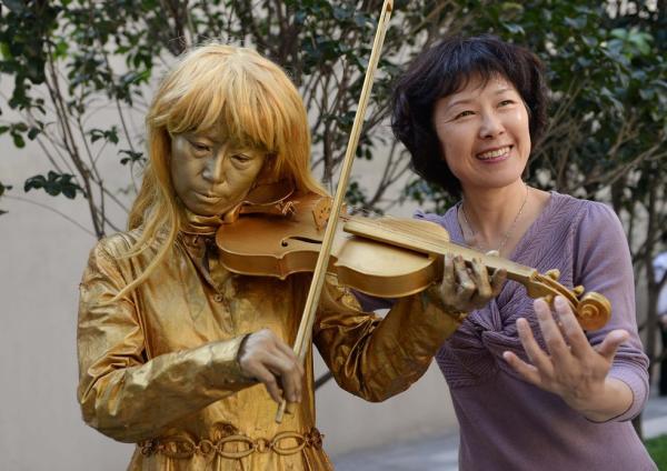 上海持證街頭藝人初演兩天小費(fèi)過千 市民熱情圍觀 上海持證街頭藝人初演兩天小費(fèi)過千 市民熱情圍觀