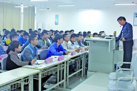 該校道路橋梁工程技術(shù)的2013級1班和2班同學正在上課 該校道路橋梁工程技術(shù)的2013級1班和2班同學正在上課