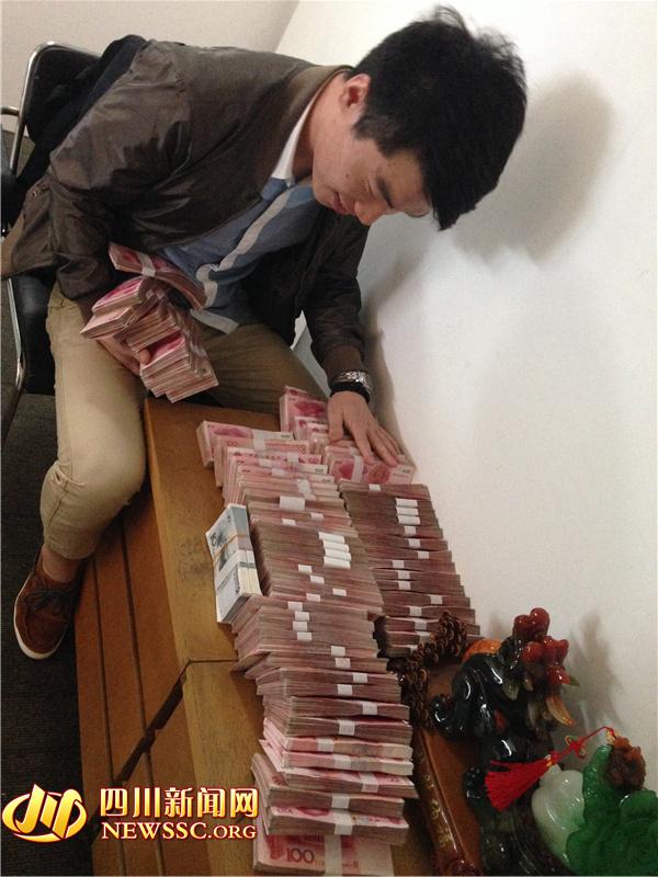 警方在犯罪嫌疑人手機中發(fā)現(xiàn)的照片，犯罪嫌疑人正在數(shù)騙來的贓款（警方提供）。