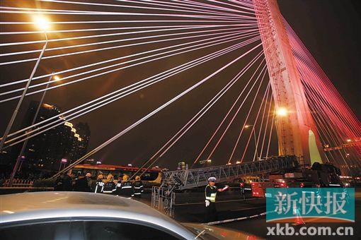 昨日深夜，橋上東側(cè)空出兩條車道用來救援。