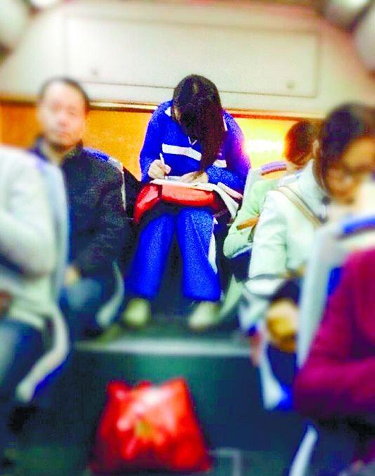 “校服美女”公交車上做作業(yè) 網(wǎng)友感嘆學霸現(xiàn)身 “校服美女”公交車上做作業(yè) 網(wǎng)友感嘆學霸現(xiàn)身