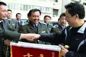 當(dāng)年火災(zāi)中獲救者的家屬給城管中隊送來錦旗 視頻截圖 當(dāng)年火災(zāi)中獲救者的家屬給城管中隊送來錦旗 視頻截圖