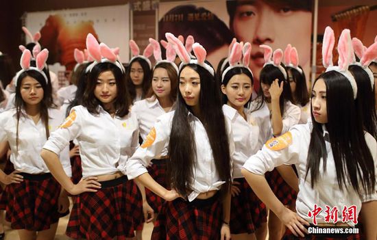 11月11日晚，一百位統(tǒng)一打扮的“兔女郎”現(xiàn)身南京新街口，逛街看電影玩快閃，走到哪里都被圍觀。