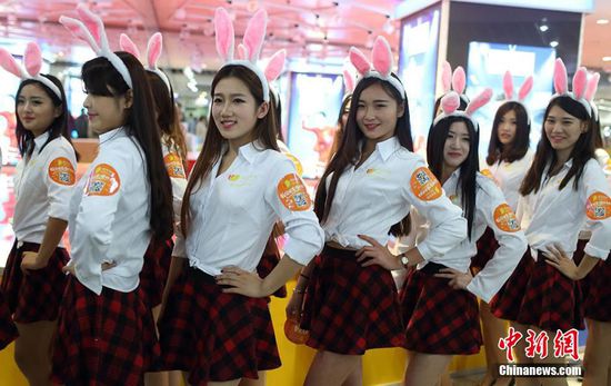 11月11日晚，一百位統(tǒng)一打扮的“兔女郎”現(xiàn)身南京新街口，逛街看電影玩快閃，走到哪里都被圍觀。