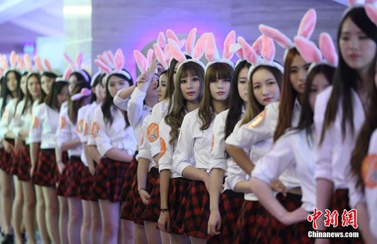 11月11日晚，一百位統(tǒng)一打扮的“兔女郎”現(xiàn)身南京新街口，逛街看電影玩快閃，走到哪里都被圍觀。