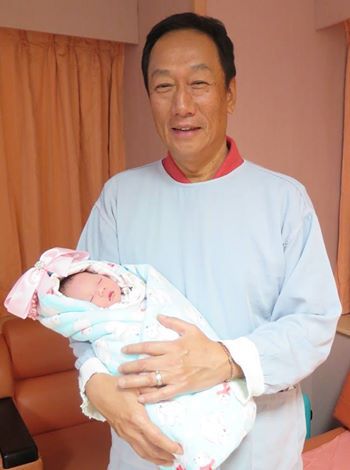 喜得愛女臺(tái)灣富豪郭臺(tái)銘大方公開女兒照片(圖) 喜得愛女臺(tái)灣富豪郭臺(tái)銘大方公開女兒照片(圖)