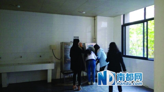 距接熱水的茶房約20米。 南都記者 張少杰 攝